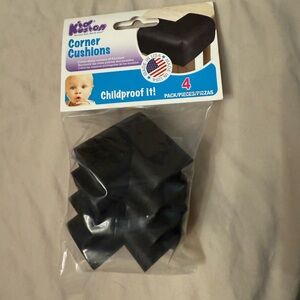 Corner cushions/pads for table corners